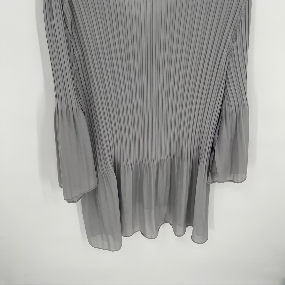Catherine’s Women’s Gray Pleated Peplum Top Size 1X Floral Neckline Bell Sleeves - Picture 8 of 10